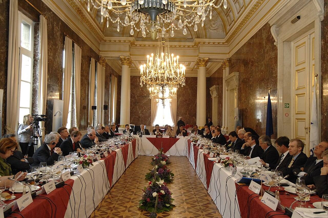 Festlich gedeckte lange Tafel in einem Salon