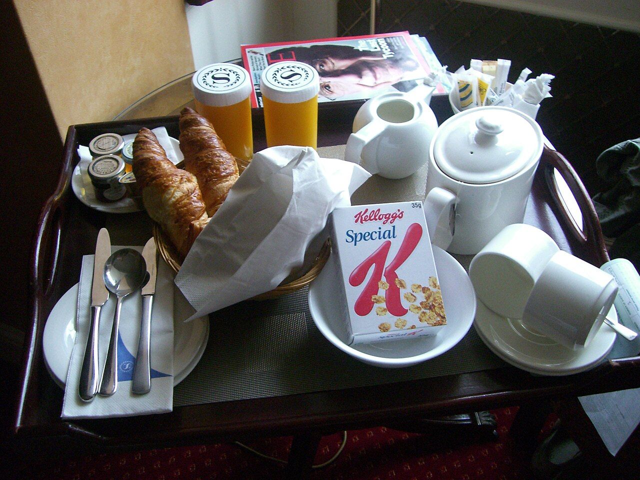 Frühstückstablett mit Croissants und Tee