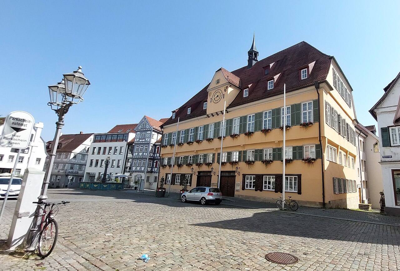 Rathaus an einem Marktplatz mit Kopfsteinpflaster