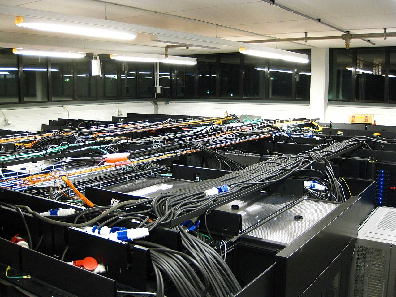 Verkabelte Racks in einem Serverraum