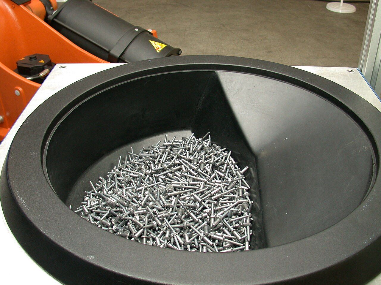 Schraubenzuführung mit Roboterarm