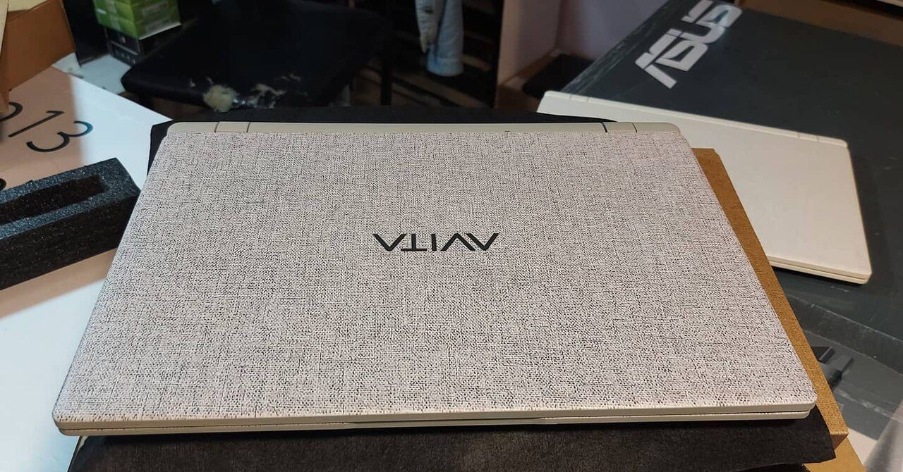 Geschlossener Laptop auf einem Tisch