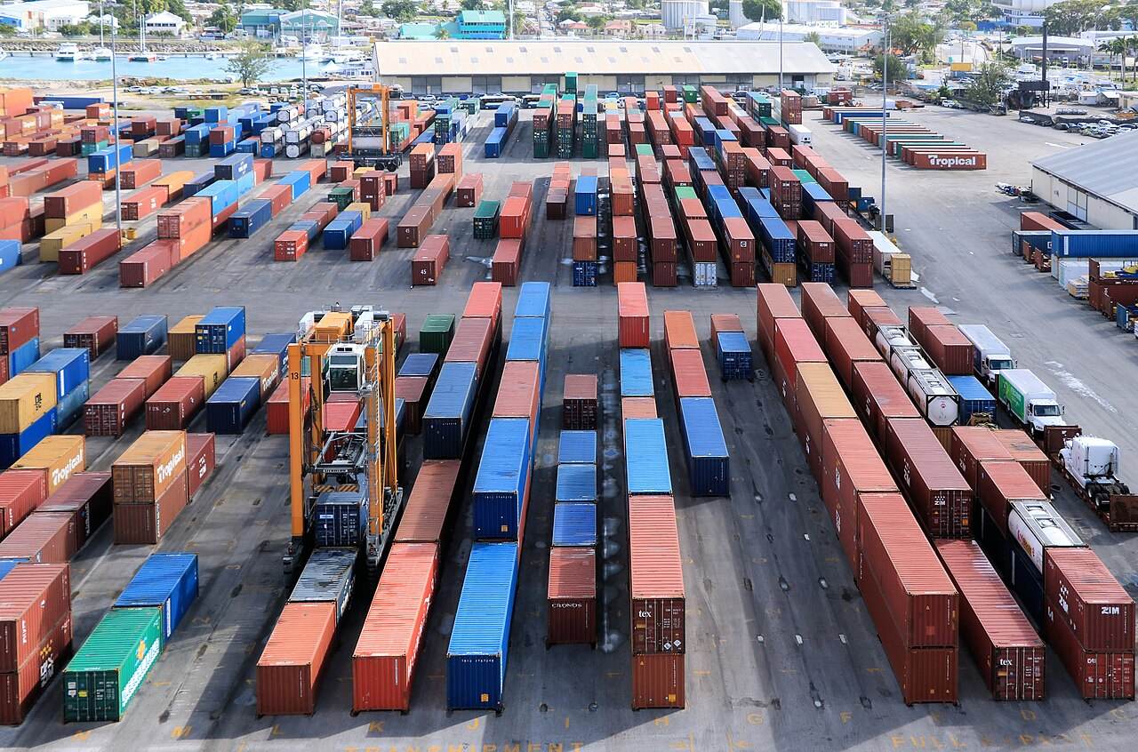 Containerstapel auf einem Hafenareal
