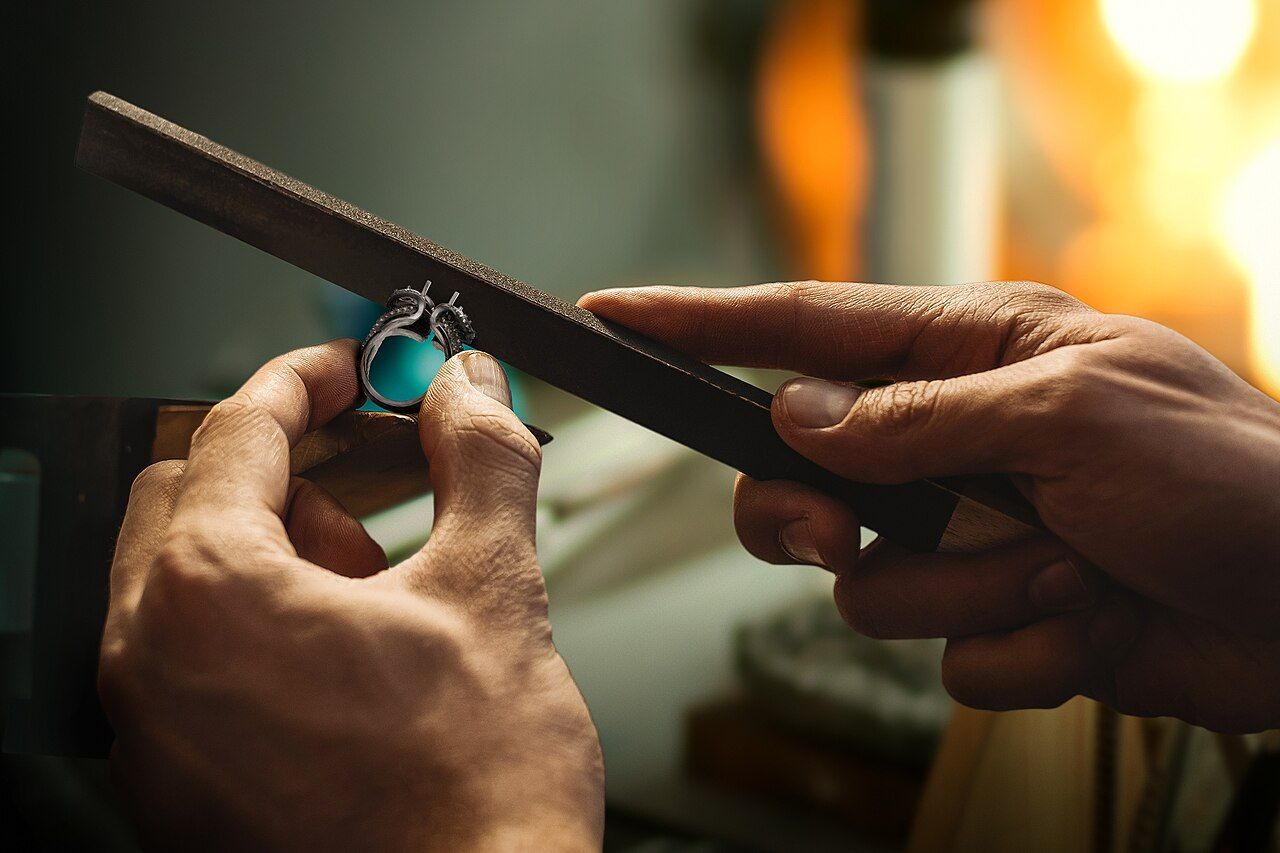 Hände feilen einen Ring