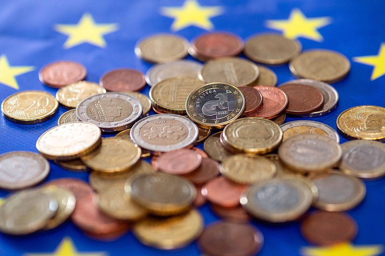 Euro-Münzen auf einer Europaflagge