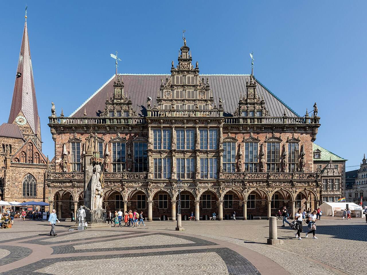Rathaus am Marktplatz mit Besuchern