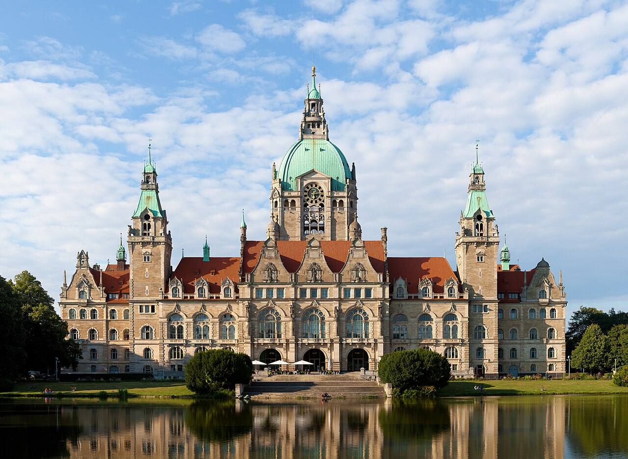Neues Rathaus mit Park und Teich