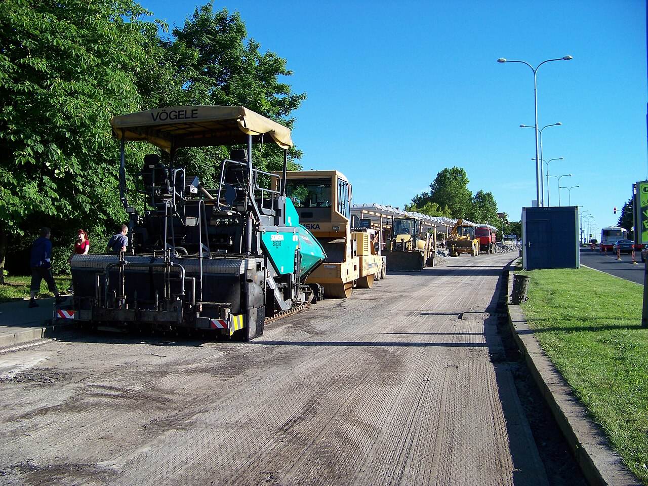 Asphaltfertiger bei der Straßensanierung