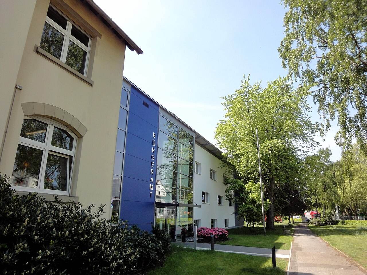 Verwaltungsgebäude mit begrünter Außenanlage