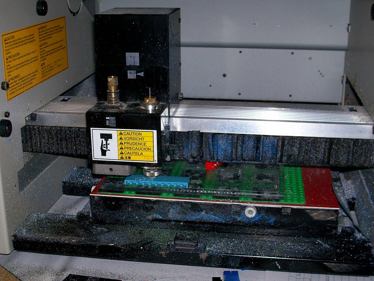 Gravurmaschine mit Werkstück im Arbeitsraum