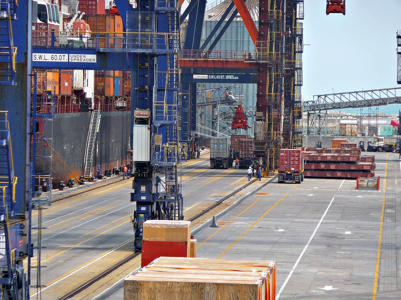 Containerterminal mit Portalkränen und Verladefläche