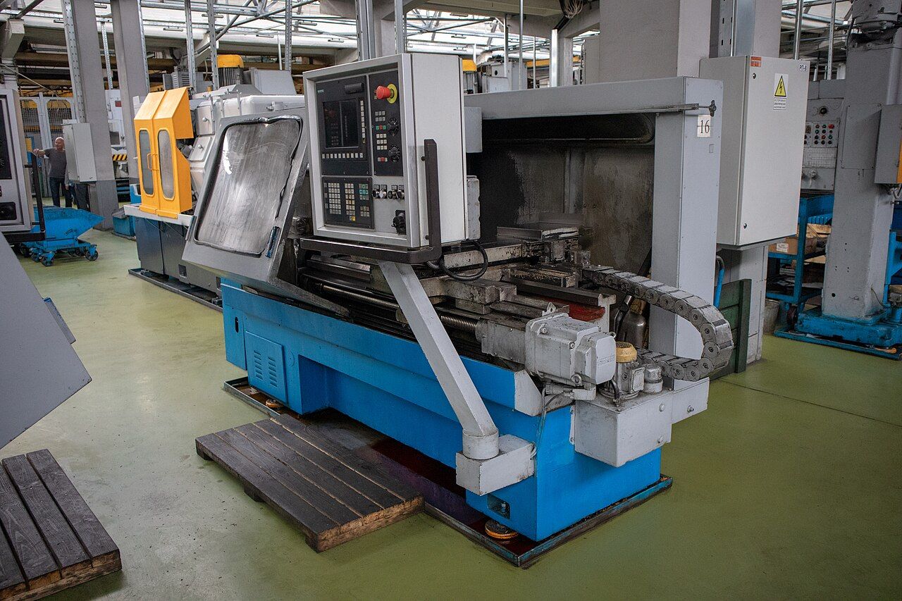 CNC-Drehmaschine in einer Werkhalle