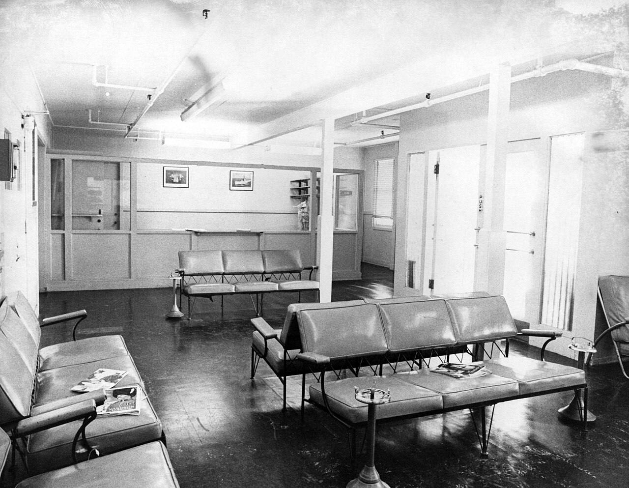 Wartezimmer mit Sitzbänken, historische Aufnahme