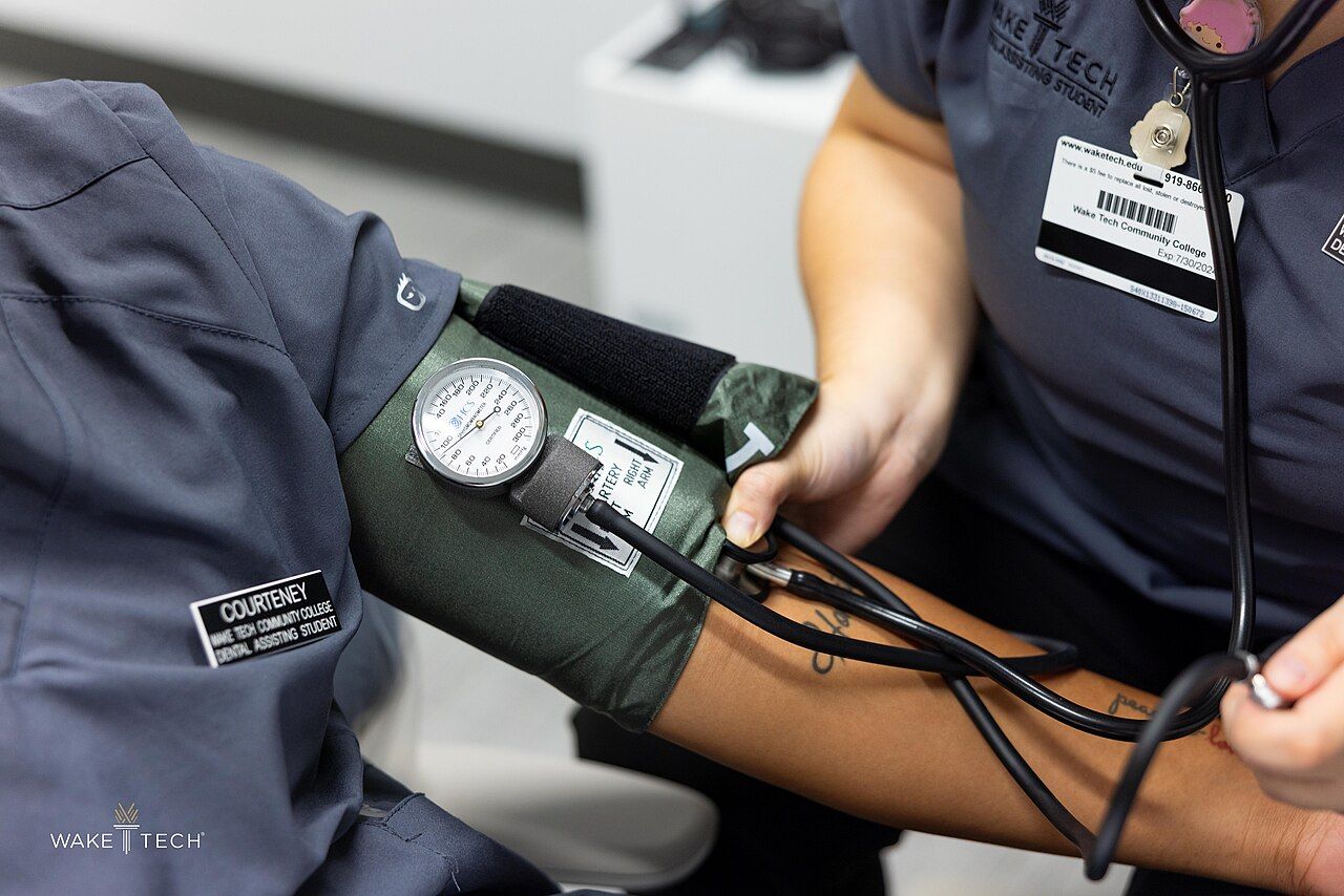 Blutdruckmanschette am Arm im Behandlungsraum