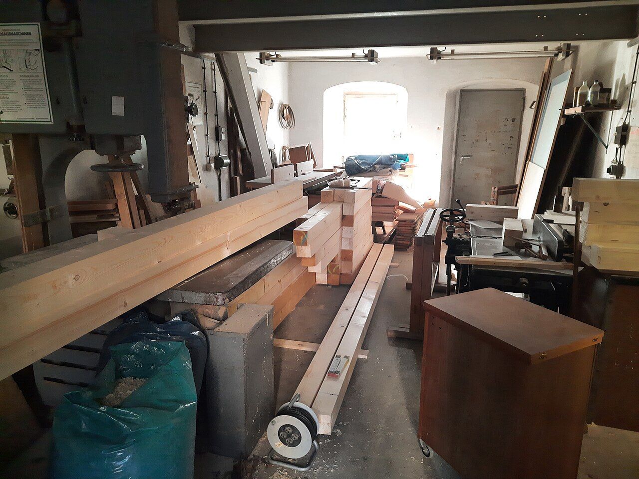 Werkstatt mit Holzbalken und Maschinen