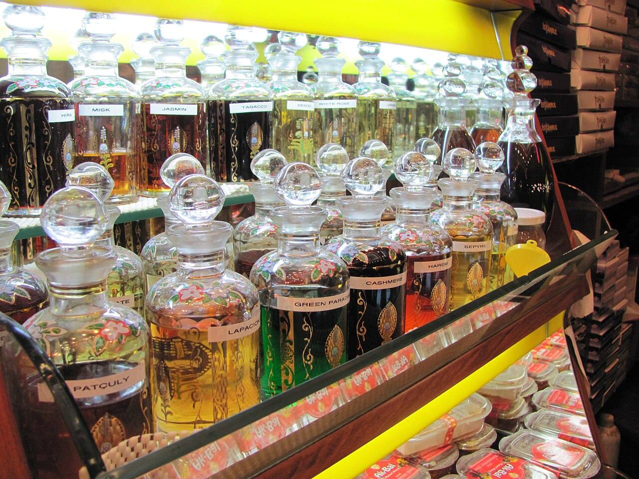 Parfümflakons in einer Vitrine