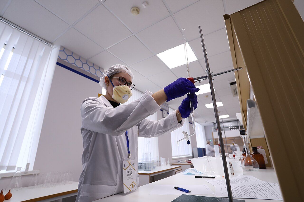 Chemielaborant in Schutzkleidung bei einer Titration