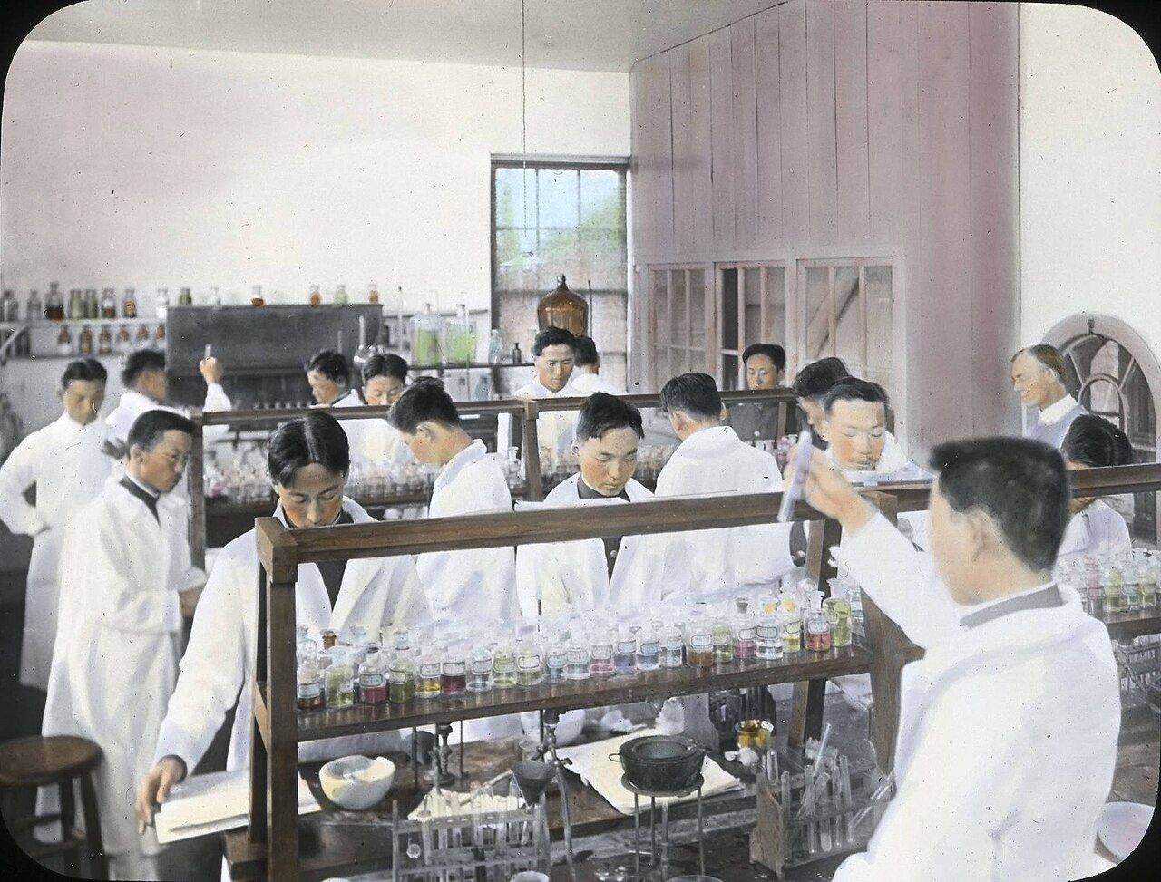 Historischer Chemiesaal mit Arbeitsplätzen und Laborgläsern