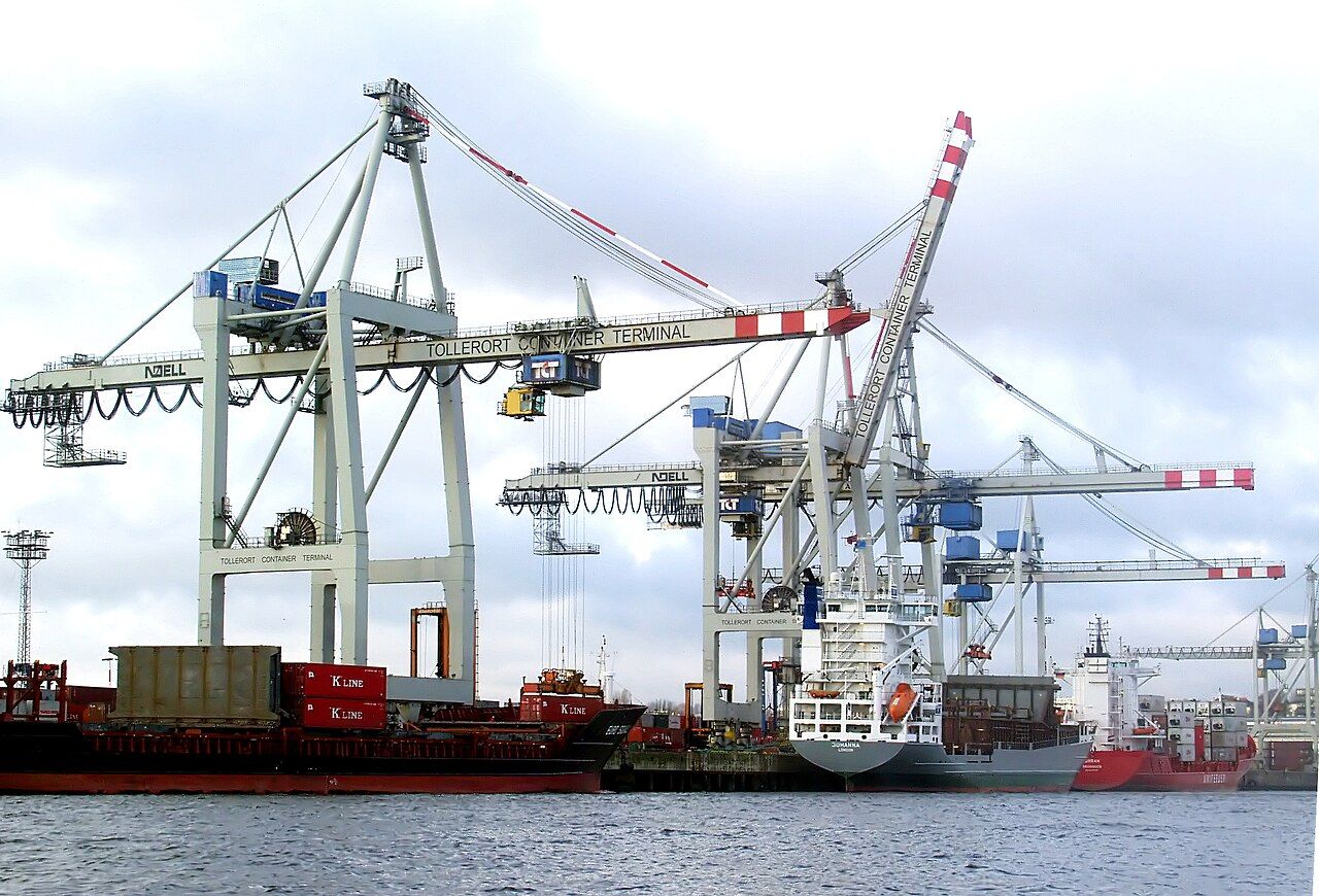 Containerbrücken in einem Hafen