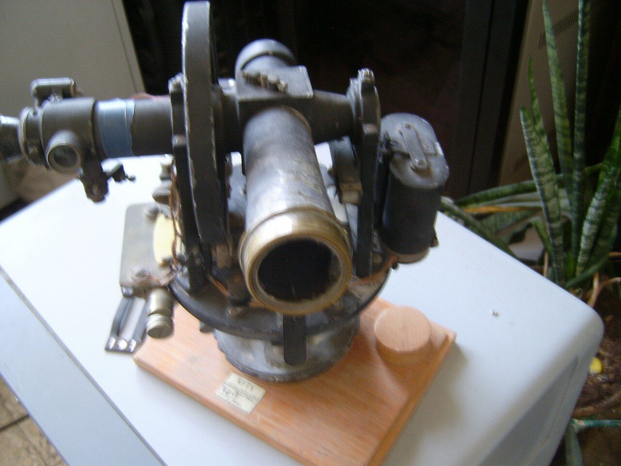 Alter Theodolit mit Messing-Fernrohr