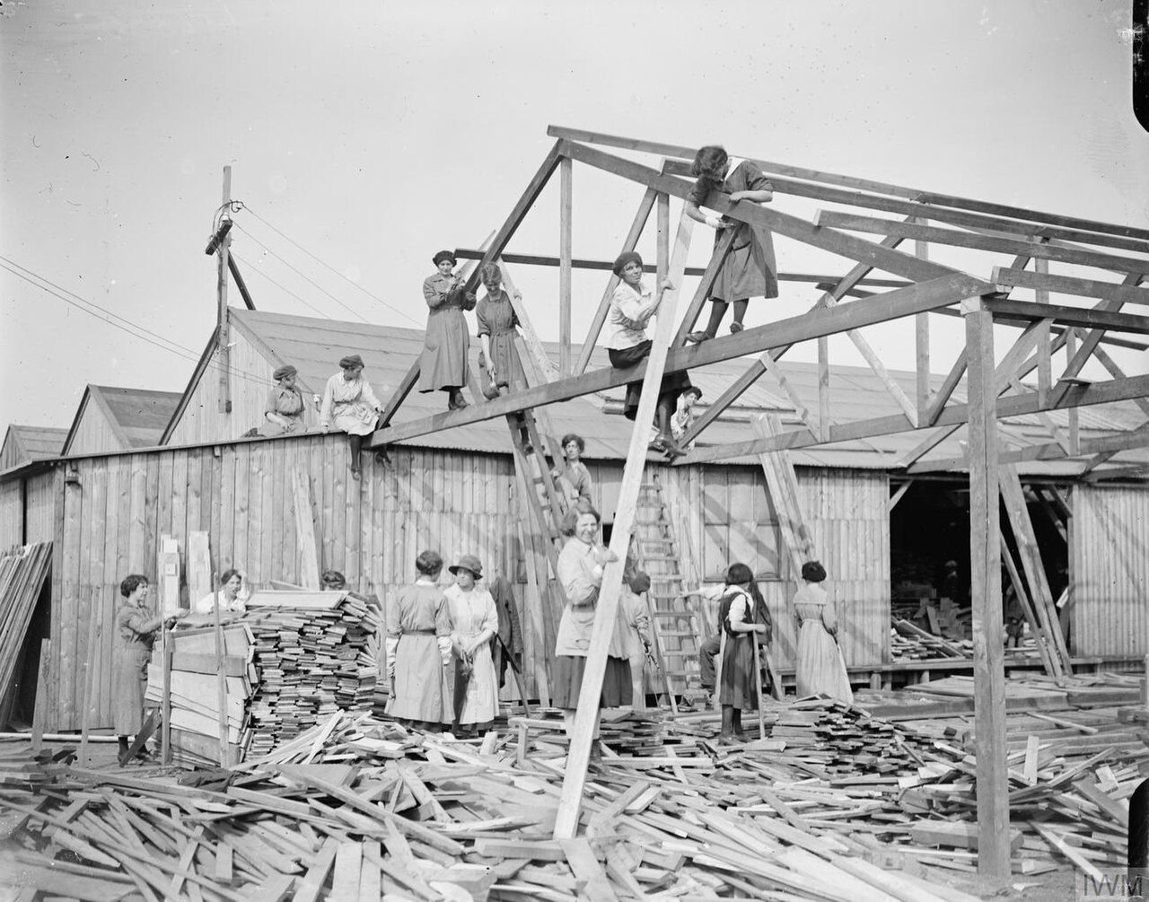 Frauen beim Bau eines Holzgerüsts, historische Aufnahme