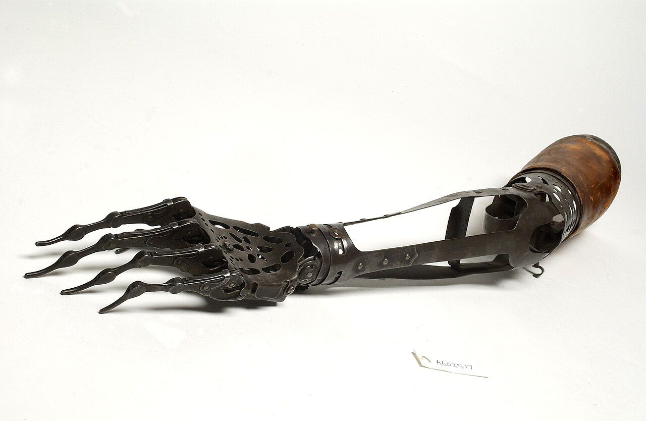 Historische Armprothese mit Metallfingern