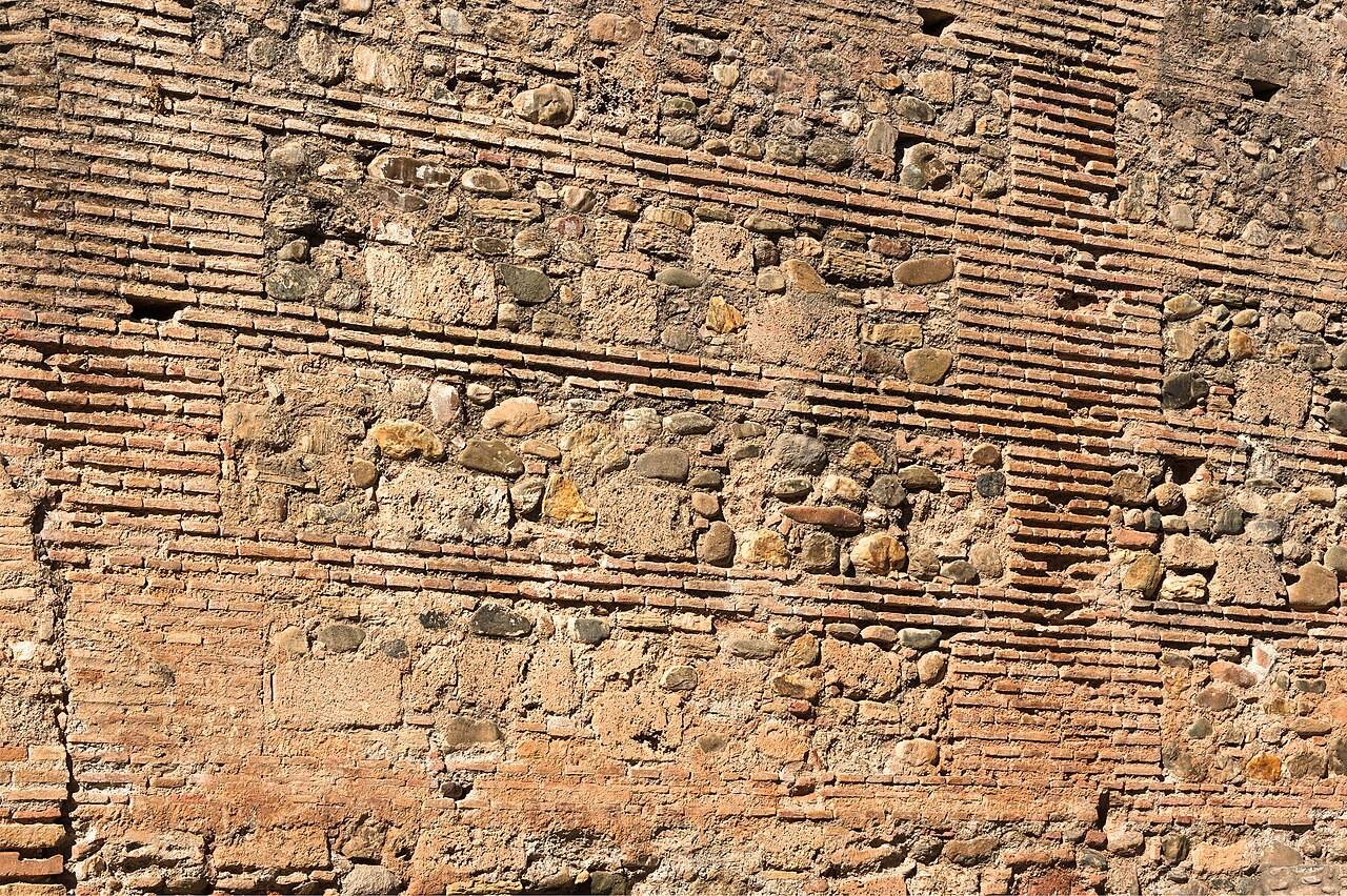 Mauerwerk aus Bruchsteinen und Ziegelbändern