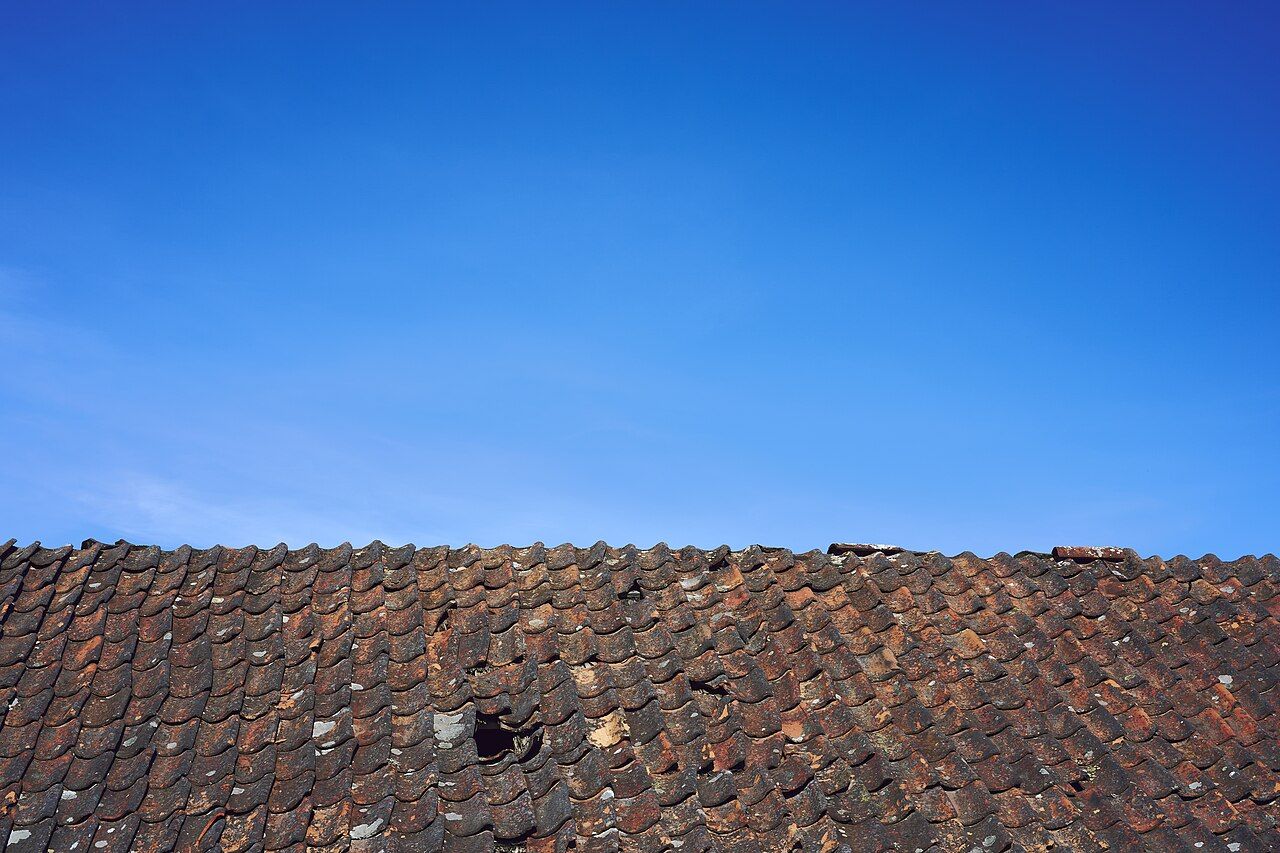 Dachfläche mit Ziegeln unter blauem Himmel