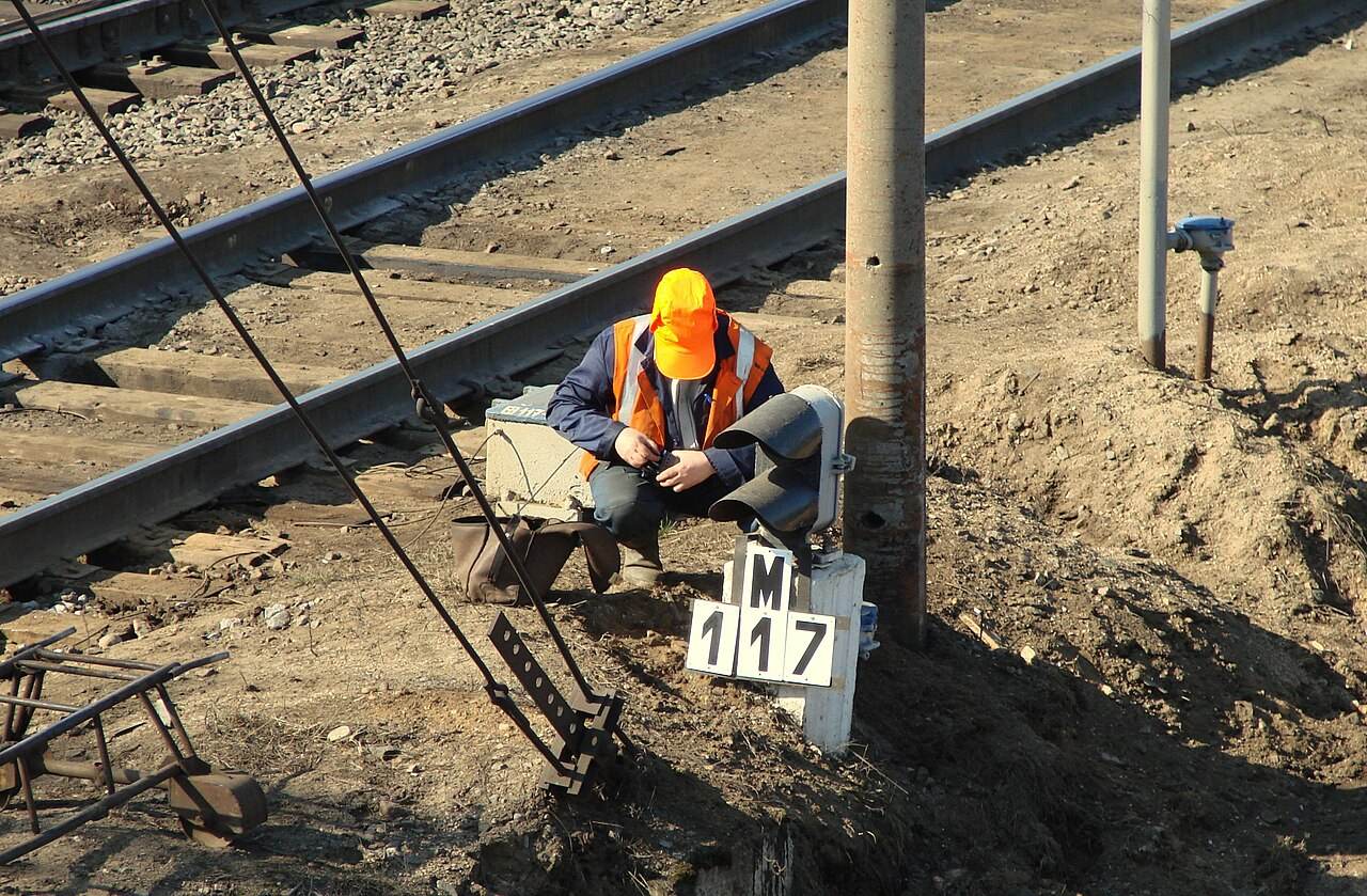 Elektriker bei der Arbeit an einer Gleisanlage