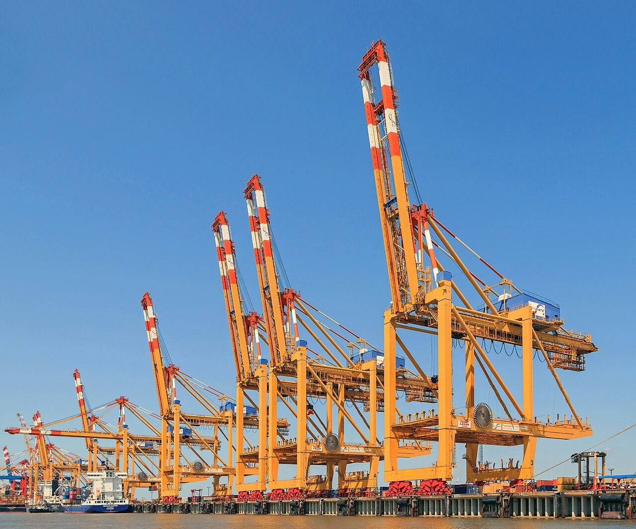 Containerbrücken in einem Containerterminal