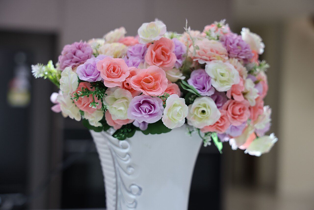Rosa Blumenstrauß in einer weißen Vase