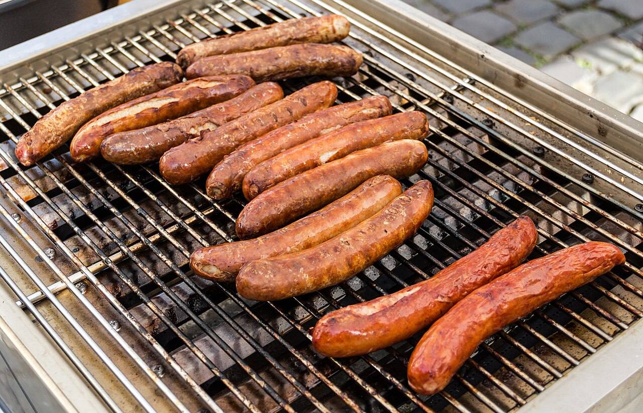 Bratwürste auf einem Grillrost
