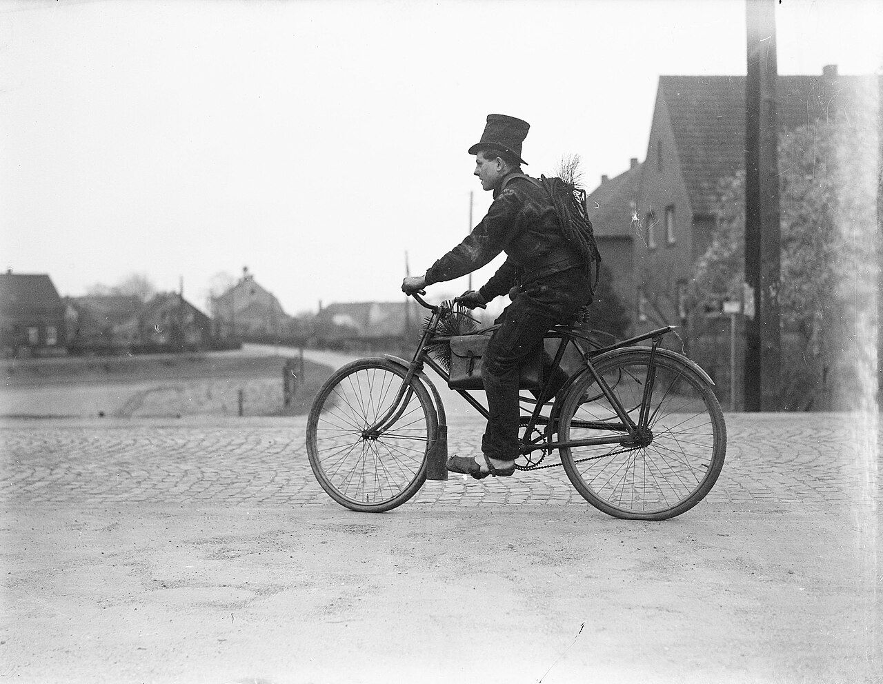 Schornsteinfeger auf dem Fahrrad, historische Aufnahme