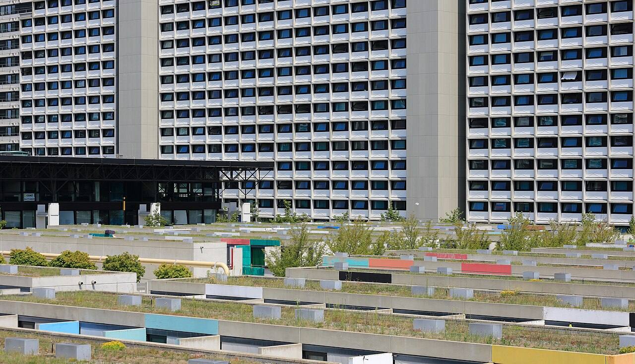 Hochhaus-Wohnanlage mit begrüntem Vorbau