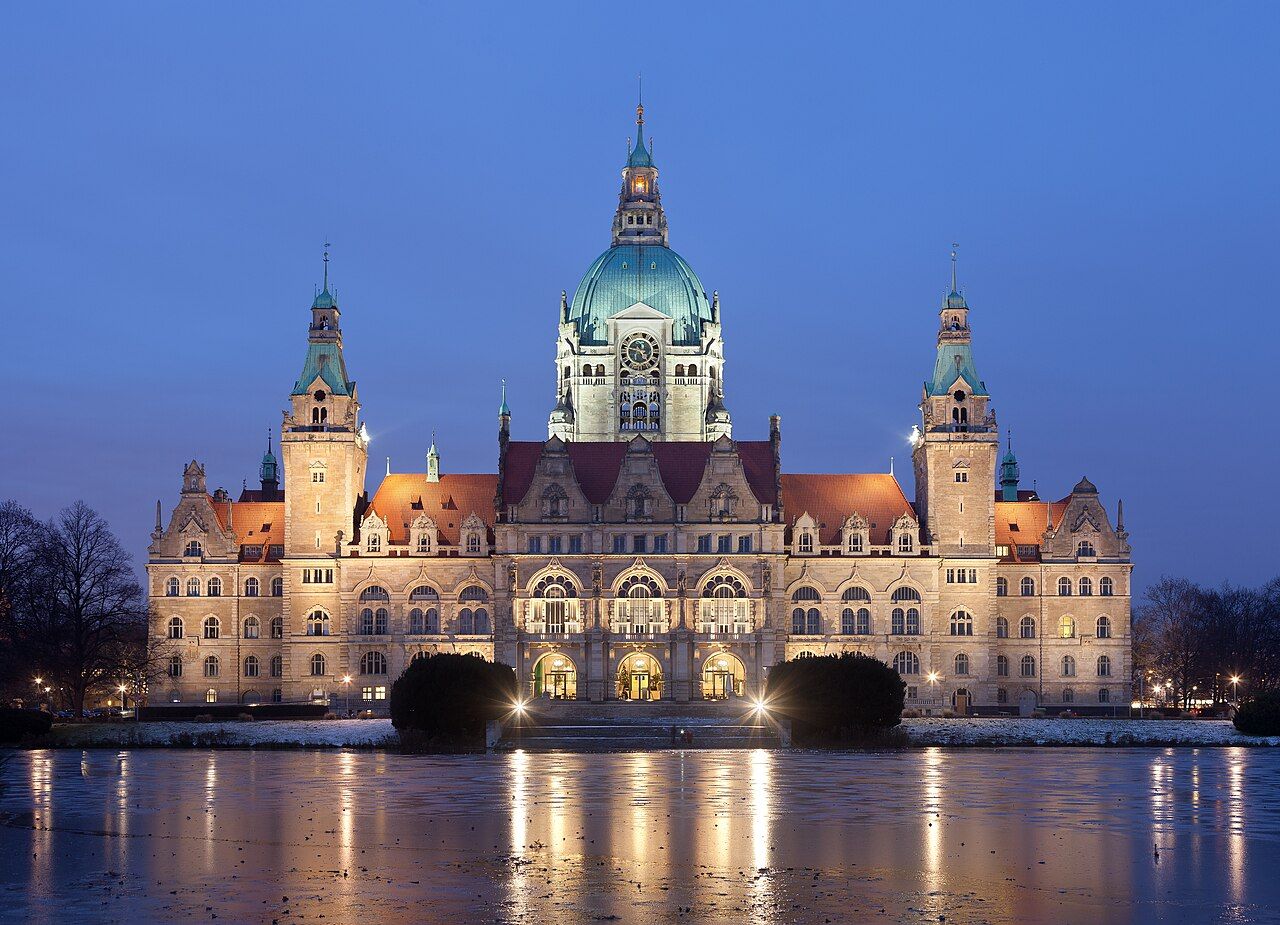 Rathaus in der Abenddämmerung