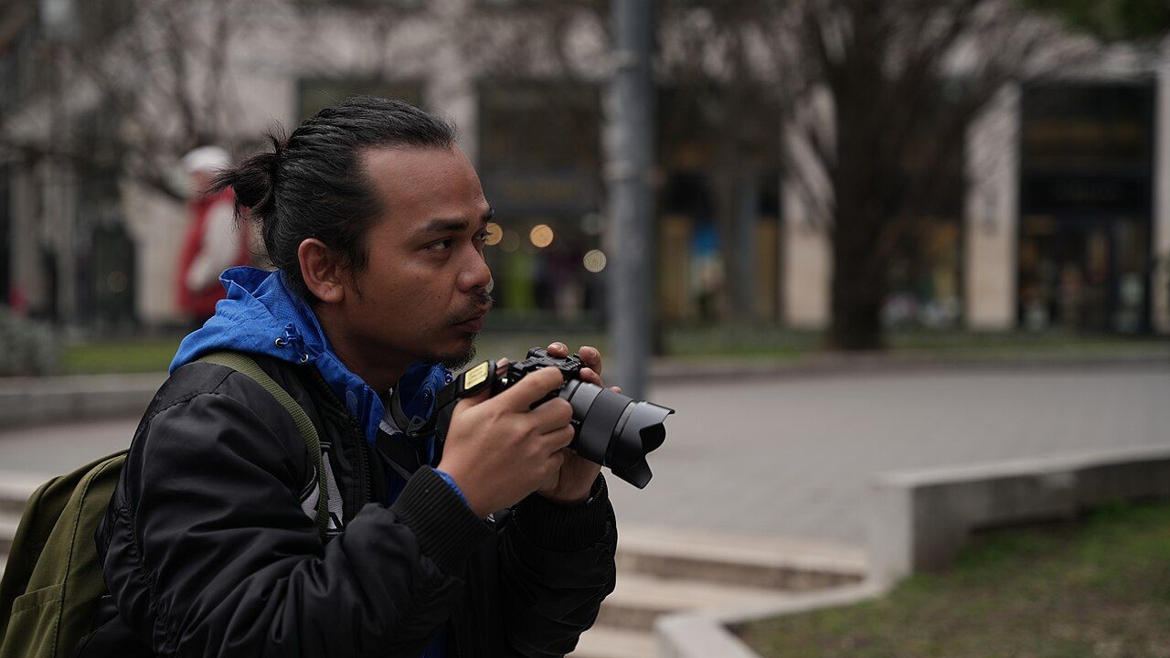 Fotograf mit Kamera im Freien