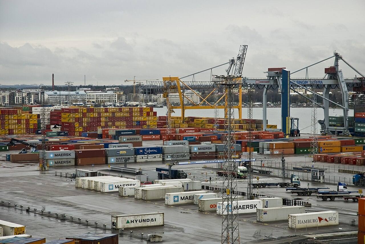 Containerhafen mit Kränen und Containerstapeln