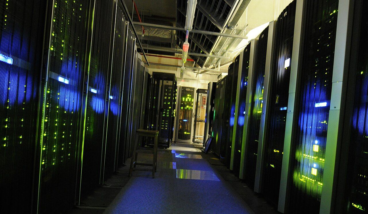 Serverraum mit Racks und Statusleuchten