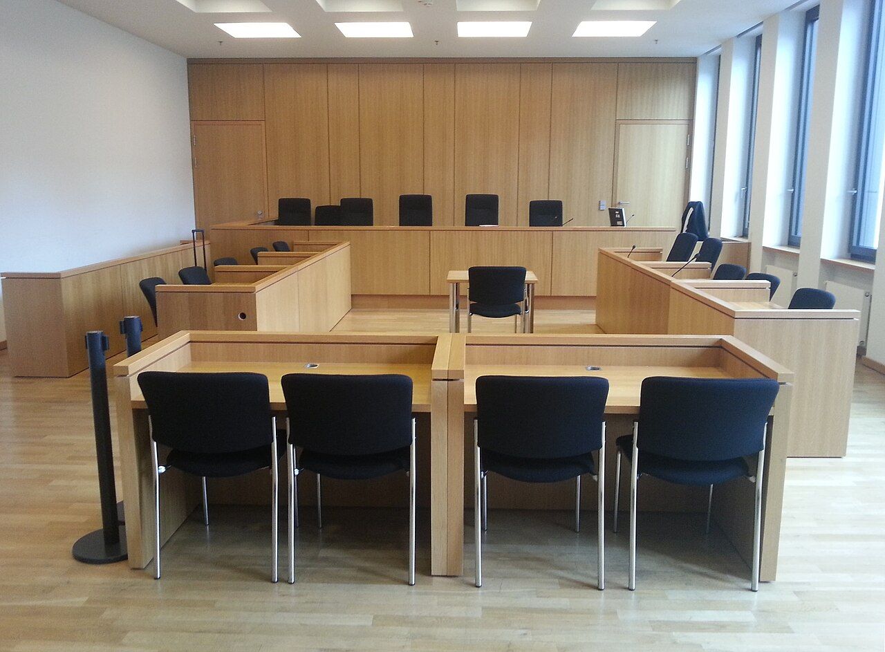 Gerichtssaal mit Richterbank und Anwaltstischen