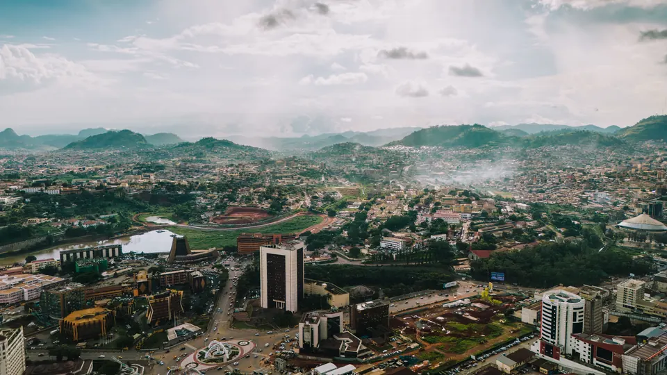 Luftaufnahme von Yaoundé in Kamerun mit Stadt und Hügeln