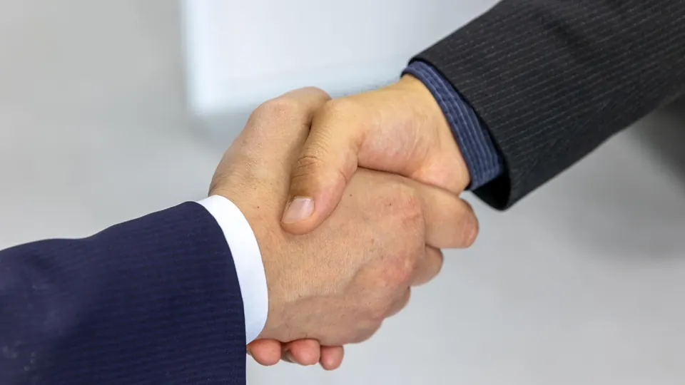 Handschlag zwischen zwei Geschäftspartnern