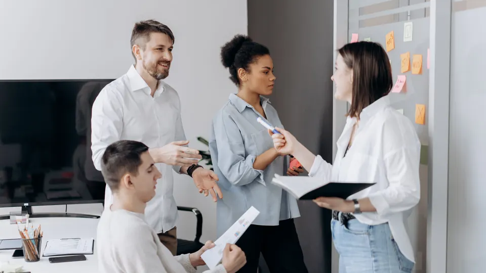 Diverses Team bespricht Ideen und Notizen im Büro