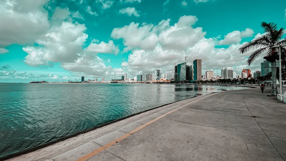 Blick auf die Uferpromenade und die Skyline von Luanda in Angola