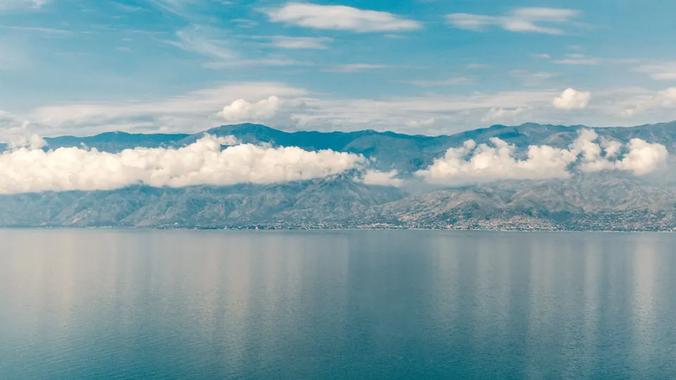 Blick auf den Tanganjikasee und die Berge bei Bujumbura in Burundi