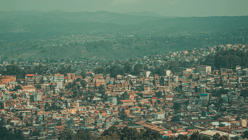 Luftaufnahme der Stadt Bukavu in der Demokratischen Republik Kongo