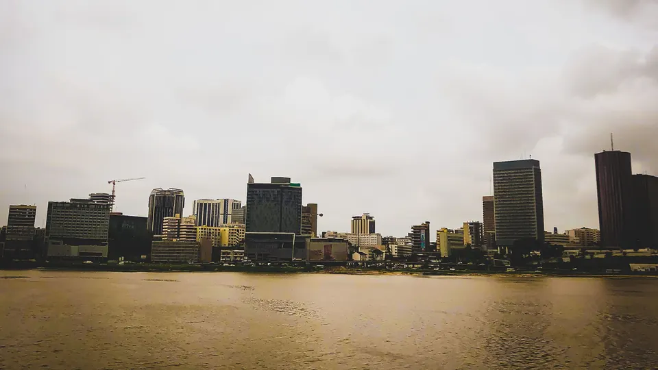 Blick auf die Skyline von Abidjan an der Lagune in der Elfenbeinküste