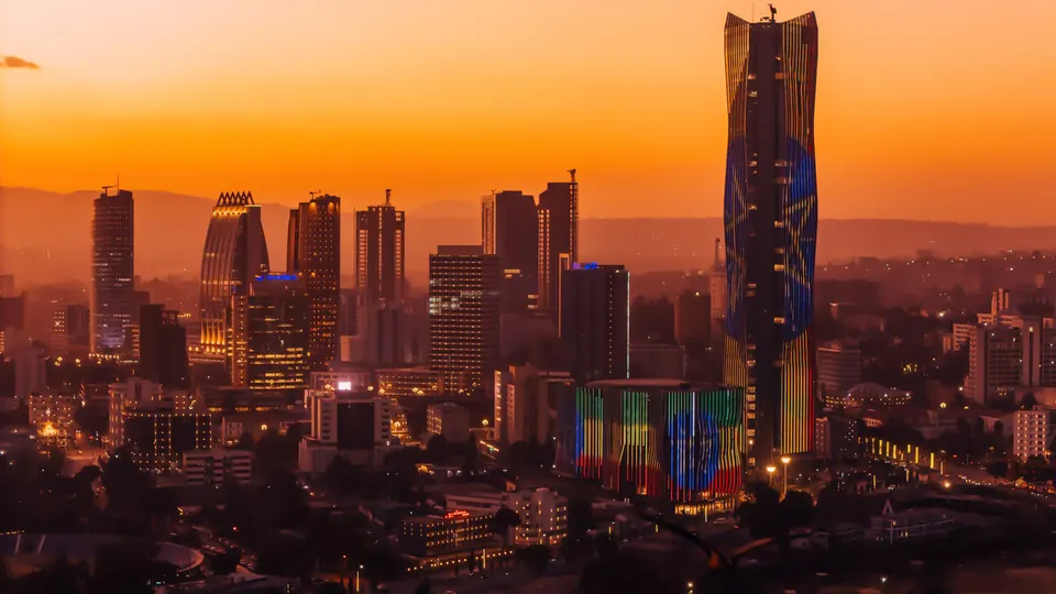 Skyline von Addis Abeba bei Sonnenuntergang, Äthiopien