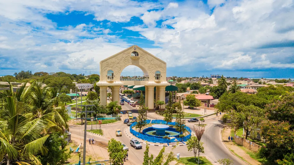 Luftaufnahme des Arch 22 in Banjul, Gambia