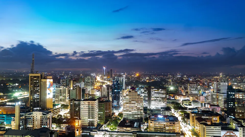 Skyline von Nairobi in der Abenddämmerung, Kenia