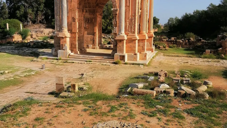 Antike Ruinen mit Steinbogen in Libyen